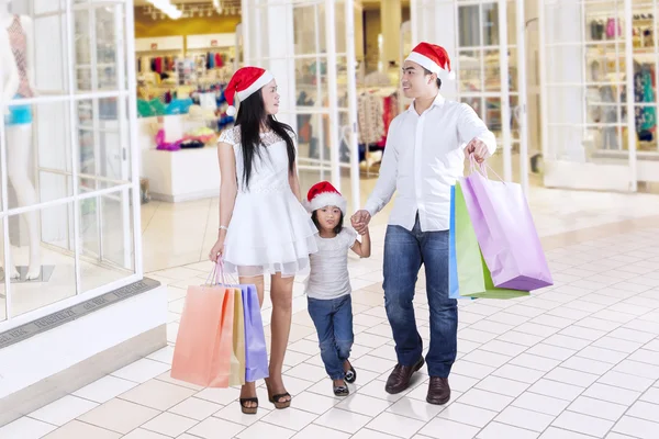 Familia asiática llevando bolsas de compras en el centro comercial — Foto de Stock