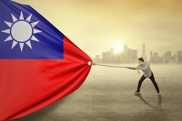 Asiatiska person dra flagga Taiwan — Stockfoto