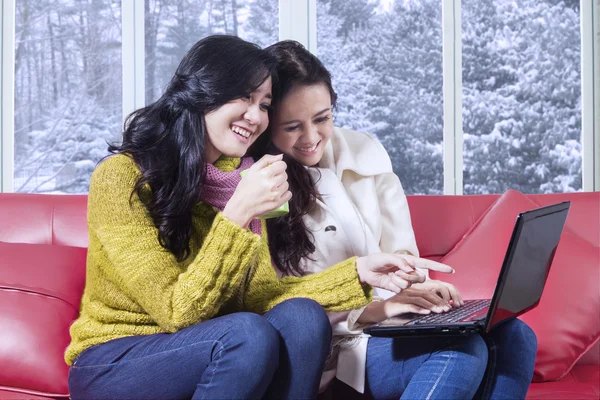 Aziatische vrouwen met behulp van laptop op Bank — Stockfoto