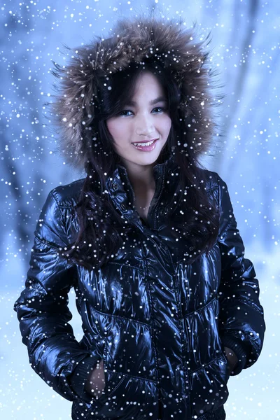 Attractive female model with winter clothes — Stock Photo, Image