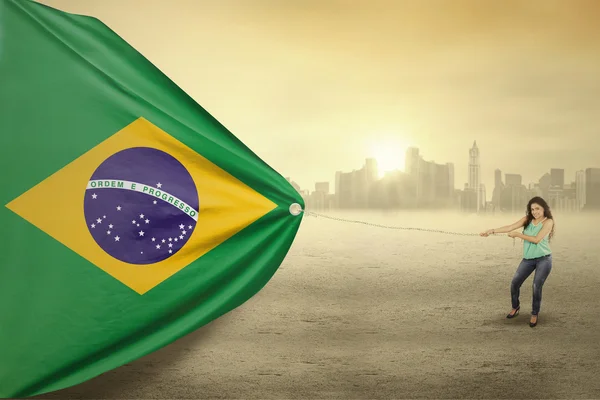 Mulher brasileira arrasta bandeira do Brasil — Fotografia de Stock