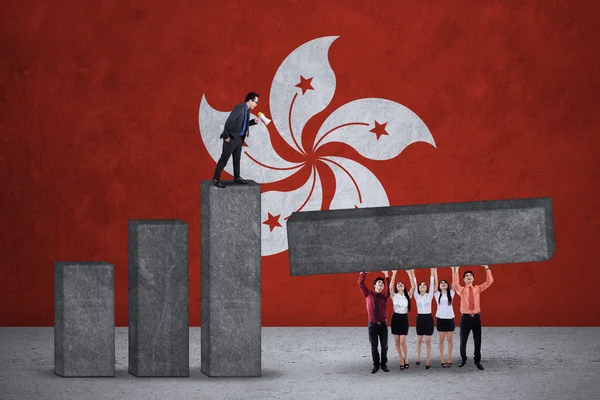Företagare bygger diagrammet med flagga Hong Kong — Stockfoto