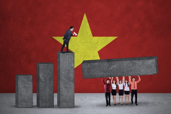 Businessteam χτίσει το γράφημα με την σημαία του Βιετνάμ — Φωτογραφία Αρχείου