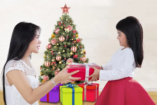 Kind geven christmas gift op haar moeder — Stockfoto