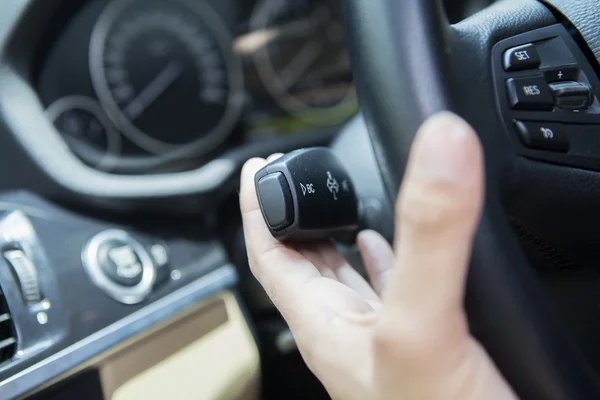 La mano sostiene una perilla del coche — Foto de Stock