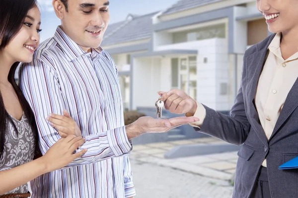 Pareja feliz recibe las llaves de su nuevo hogar —  Fotos de Stock