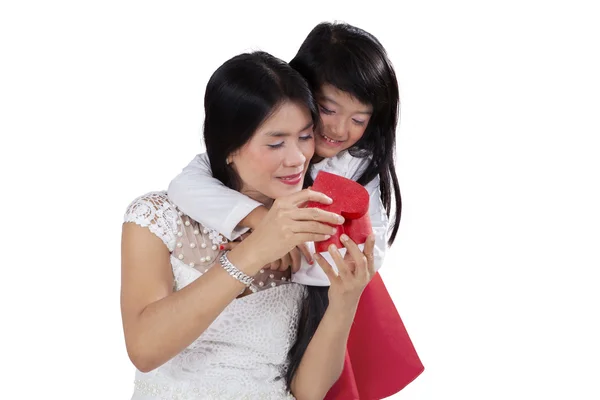 Gelukkig moeder en kind openen een geschenk — Stockfoto