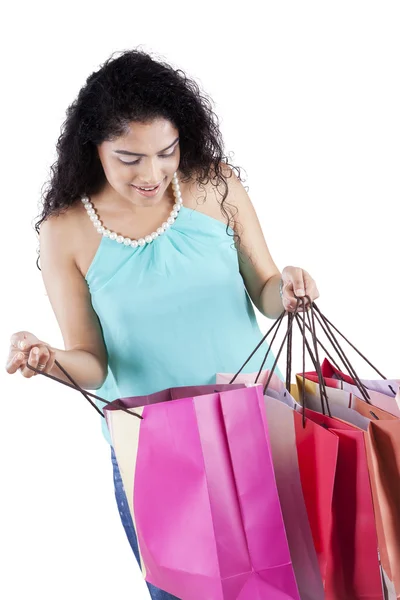 Femme indienne à la recherche de sacs à provisions — Photo