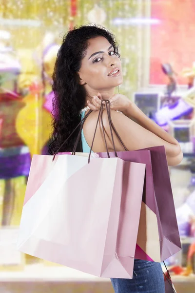 Mujer india con bolsas de compras en el centro comercial — Foto de Stock