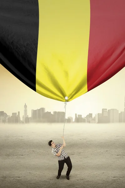Man slepen vlag van België — Stockfoto