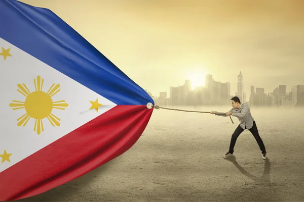 Man att dra flagga Filippinerna — Stockfoto