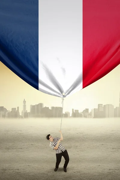 Человек, поднявший флаг Франции — стоковое фото