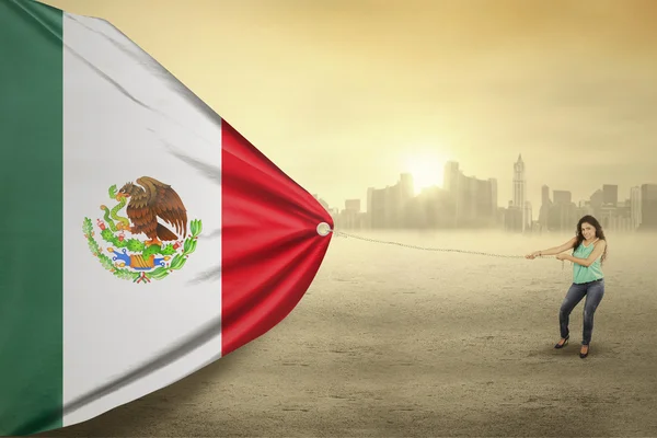 Mexican woman pulling flag of Mexico — Stock Photo, Image