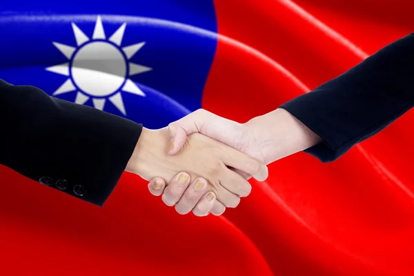Människor skakar hand med flagga Taiwan — Stockfoto