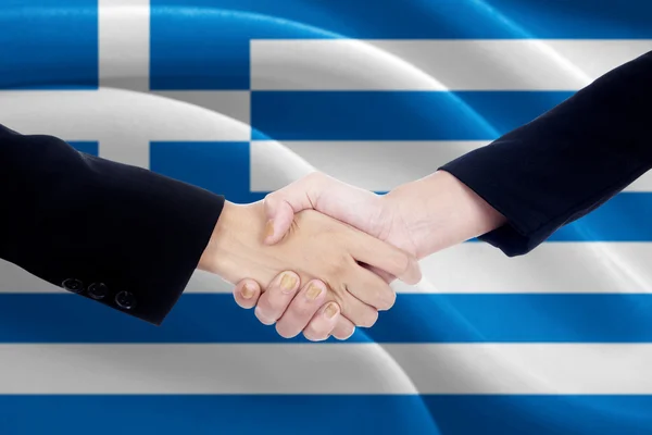 Политики пожимают руку греческому флагу — стоковое фото