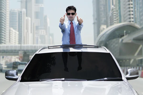 Sukces człowieka stojącego wewnątrz nowego samochodu — Zdjęcie stockowe