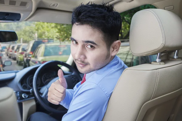 Travailleur ayant réussi à conduire une voiture — Photo