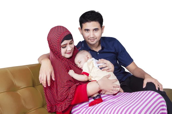 Two parents and their son sitting on sofa — Stock Photo, Image