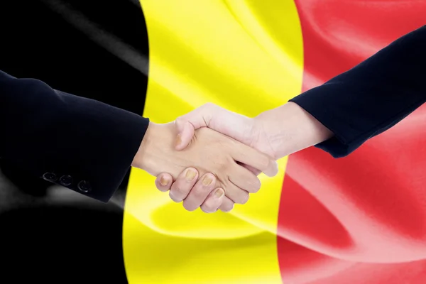 Twee mensen schudden handen met België markeren — Stockfoto