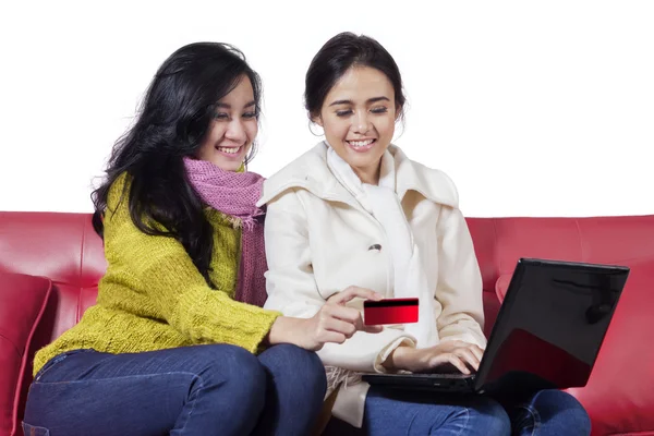 Dos mujeres haciendo compras en línea — Foto de Stock