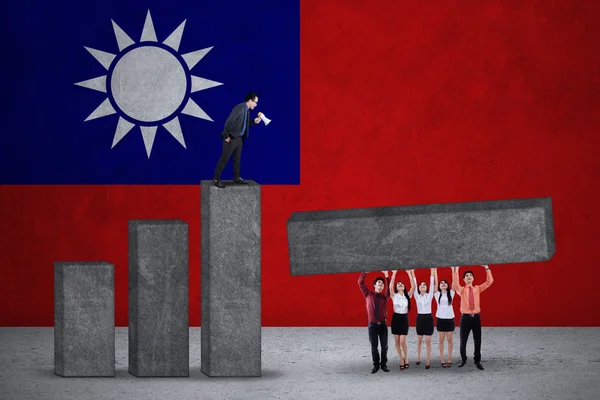 Arbetarna bygga diagram med flagga Taiwan — Stockfoto