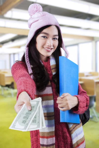 Jonge student geven van geld in de klas — Stockfoto