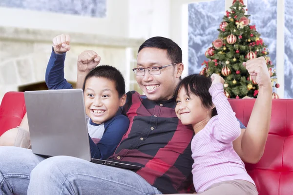 Fröhliche Kinder spielen Spiel mit Papa auf Laptop — Stockfoto