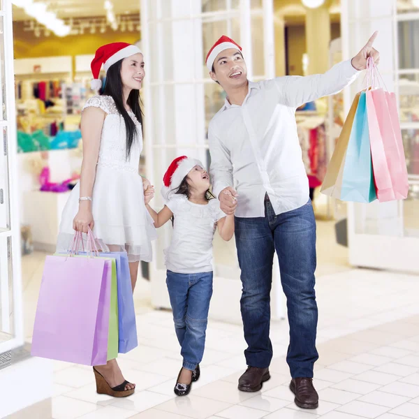 Family holding shopping bags at mall — Stockfoto