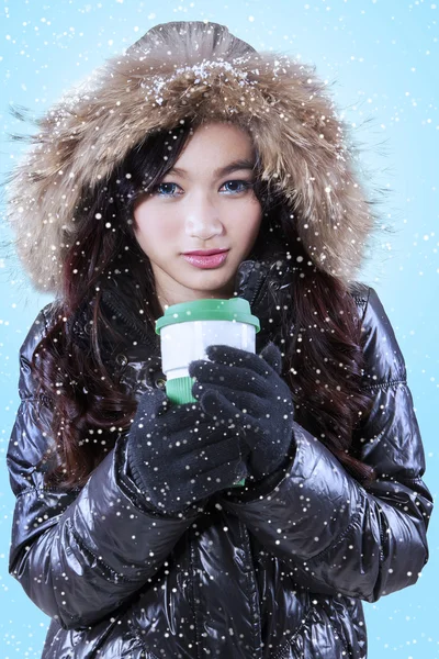 Gorgeous woman with disposable cup — Stock fotografie