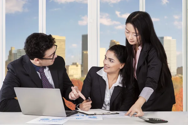 Uomo mediorientale discutere con i suoi partner — Foto Stock