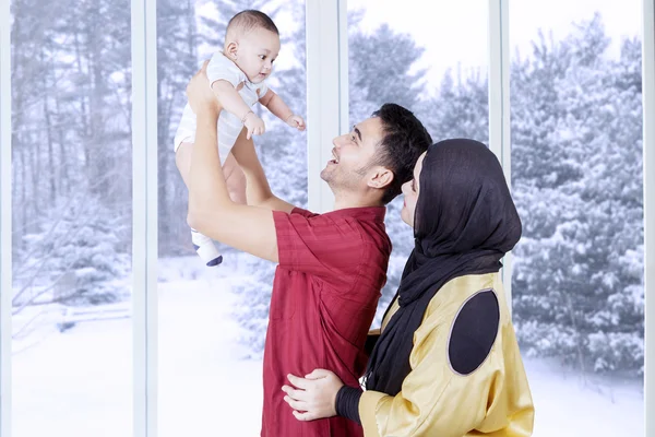 Orang tua Muslim bermain dengan anak laki-laki mereka di rumah — Stok Foto