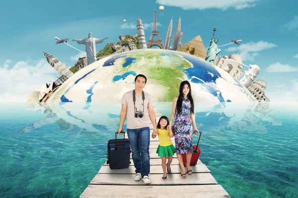 Родители и ребенок во время поездки к памятнику мира — стоковое фото
