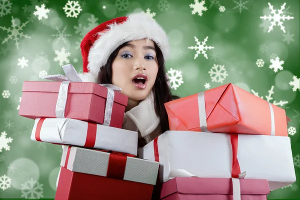 Chica sorprendida con muchas cajas de regalo de Navidad — Foto de Stock