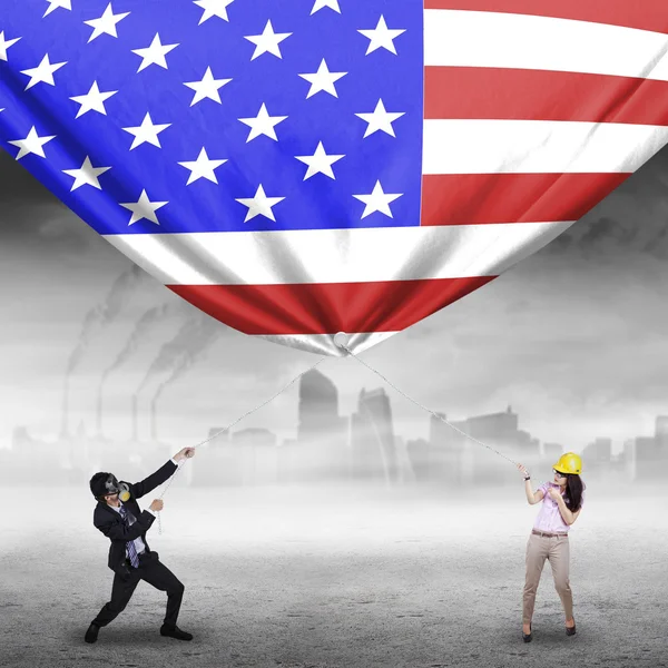 Twee ondernemers trekken Amerikaanse vlag — Stockfoto