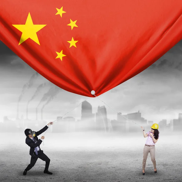 Två arbetstagare dra kinesiska flaggan — Stockfoto