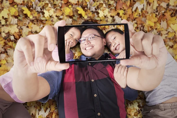Genç Baba ve çocukları selfie fotoğraf çekme — Stok fotoğraf
