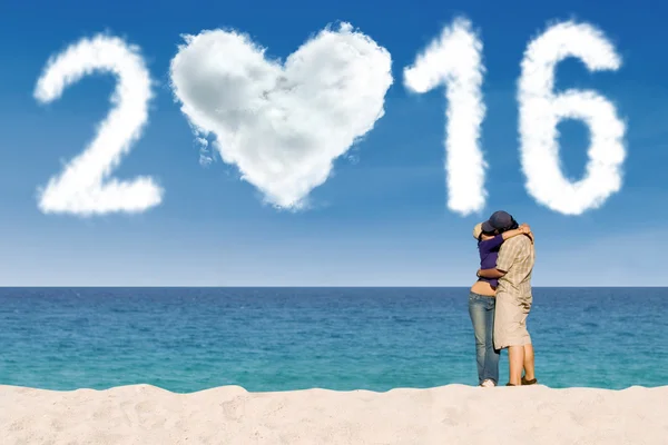 Casal beijando na praia com números de 2016 — Fotografia de Stock