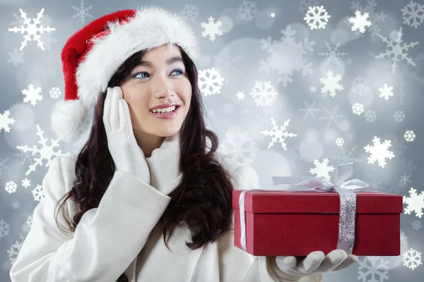 Menina bonito em roupas de inverno obter um presente — Fotografia de Stock