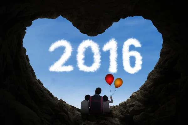 Dad and kids looking at numbers 2016 — Stock Photo, Image