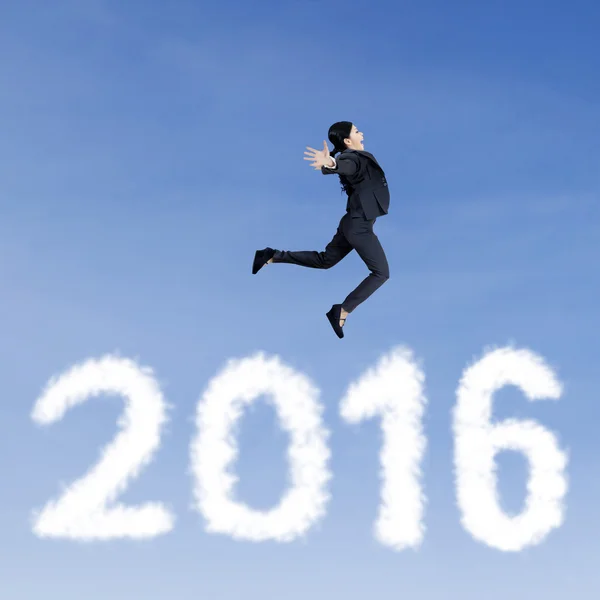 Trabajadora saltando por encima de los números 2016 —  Fotos de Stock