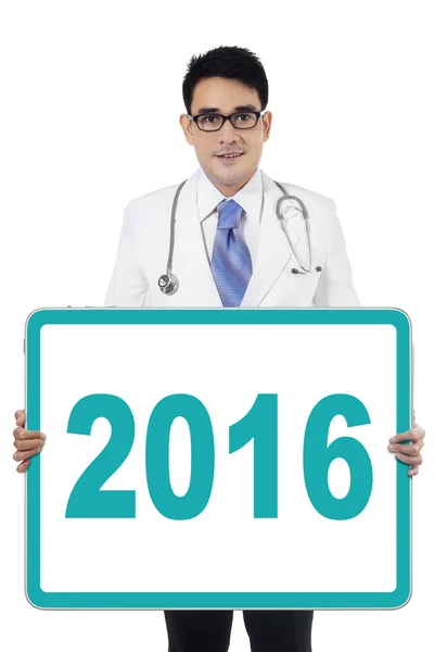 Schöne Ärztin zeigt Nummer 2016 — Stockfoto