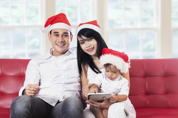 Glückliche Familie mit Weihnachtsmütze — Stockfoto