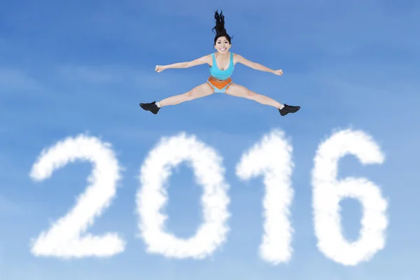 Здоровые женщины прыгают выше цифр 2016 — стоковое фото