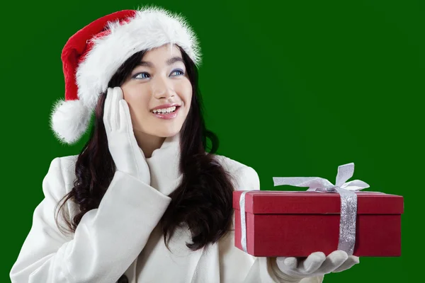 Mooi meisje met de gift van Kerstmis — Stockfoto