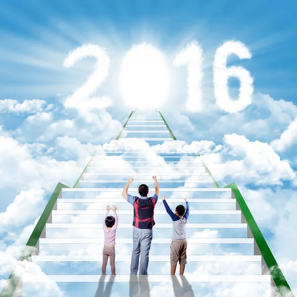 L'uomo e i suoi figli sulle scale con i numeri 2016 — Foto Stock