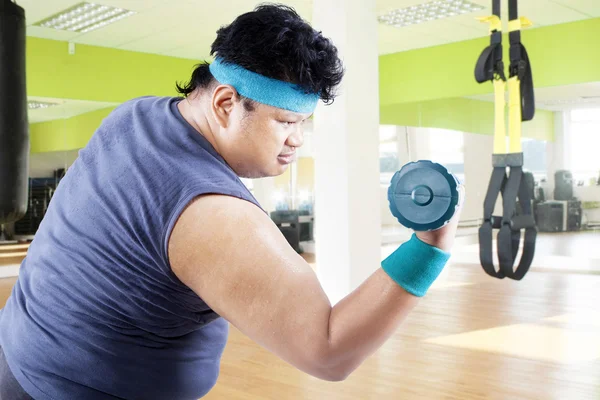 Homem com excesso de peso fazendo fitness 2 — Fotografia de Stock