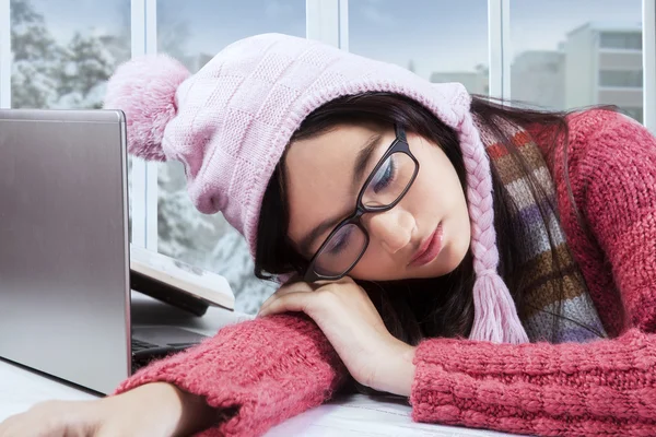 Fáradt hallgató pulóvert visel, és alszik a táblázat — Stock Fotó