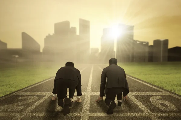 Dois homens de negócios prontos para correr no campo — Fotografia de Stock