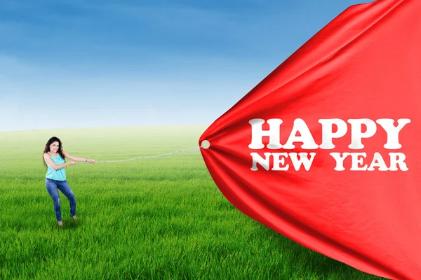 Woman drags a New Year banner — Stock Photo, Image