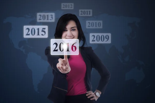 Woman touching number 2016 on the virtual screen — Stock Photo, Image